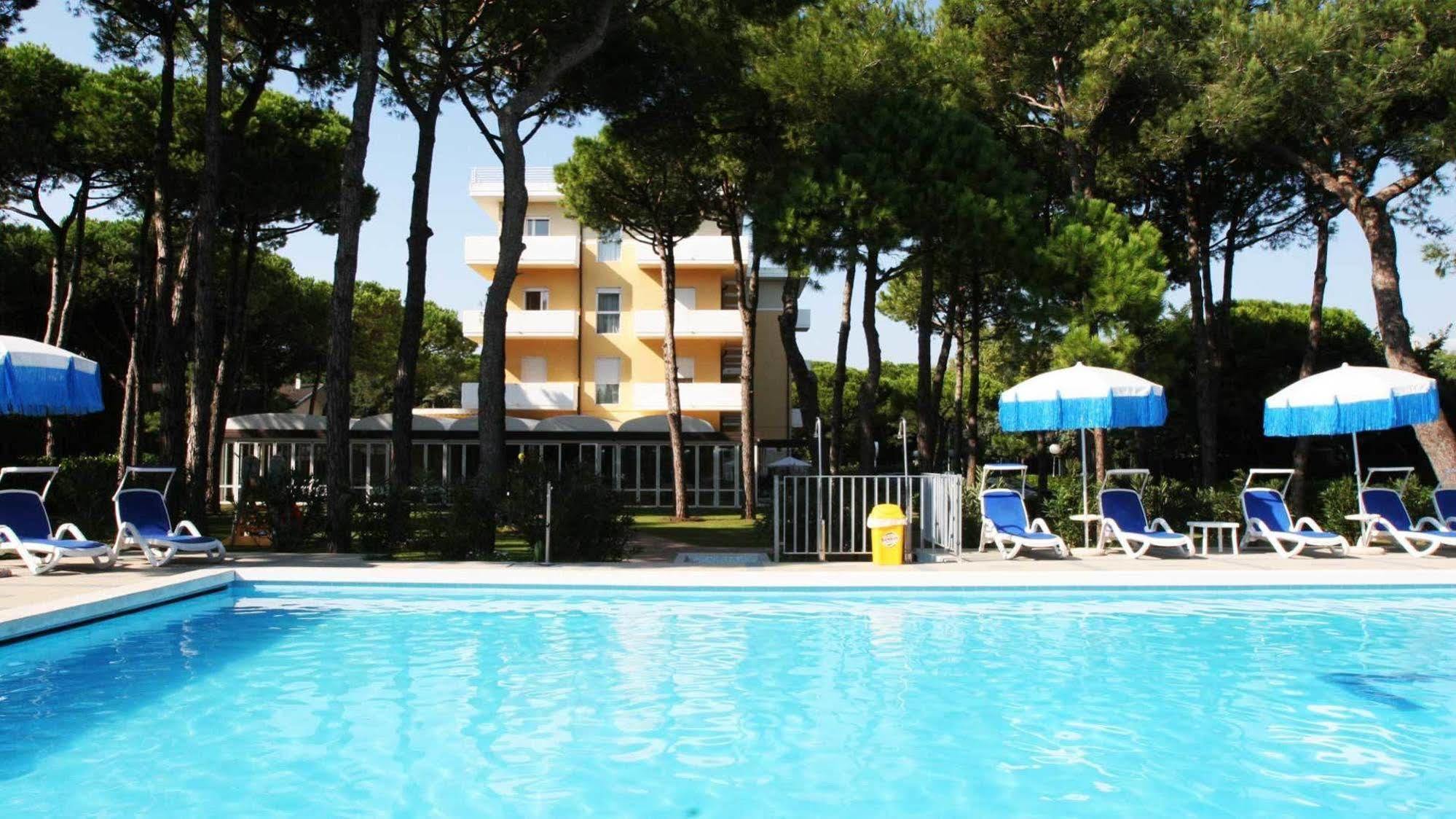 Aparthotel La Pineta 4*